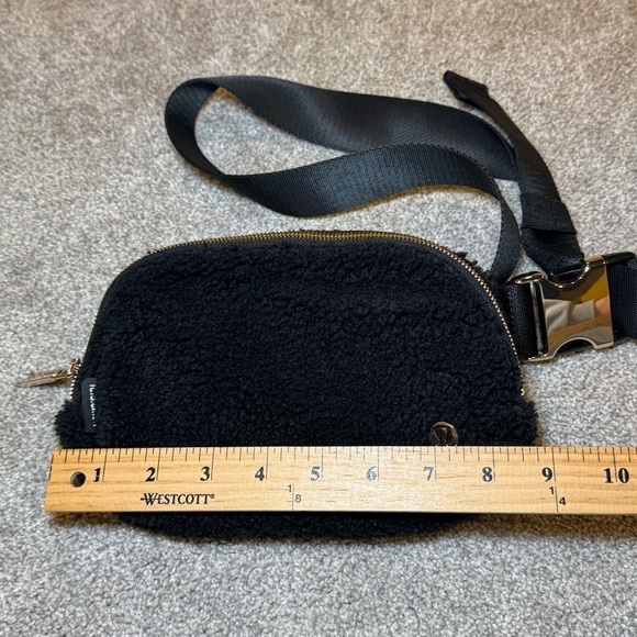 Lululemon Everywhere Belt Bag Black Fleece with Gold Hardware 1L EUC - Picture 12 of 13
